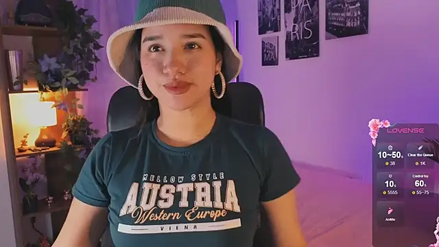 Snapshot of emilyrouxe chatting on 09/27/25, 02:11 emilyrouxe online show from 09/27/25, 02:11