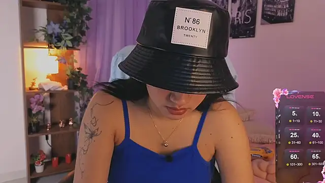 Snapshot of emilyrouxe chatting on 10/09/25, 02:48 emilyrouxe online show from 10/09/25, 02:48