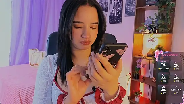 Snapshot of emilyrouxe chatting on 10/17/25, 04:20 emilyrouxe online show from 10/17/25, 04:20