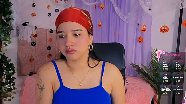 Snapshot of emilyrouxe chatting on 10/29/25, 02:30 emilyrouxe online show from 10/29/25, 02:30