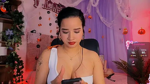 Snapshot of emilyrouxe chatting on 10/31/25, 03:02 emilyrouxe online show from 10/31/25, 03:02