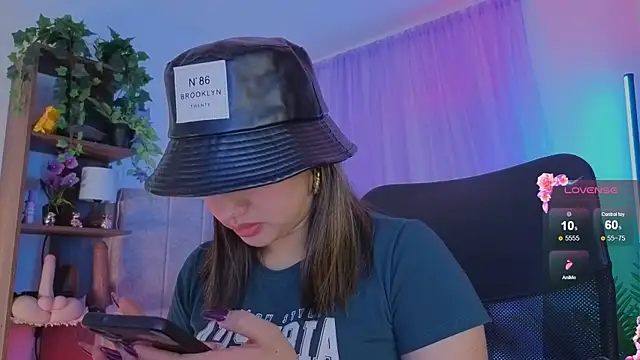 Snapshot of emilyrouxe chatting on 11/28/25, 04:09 emilyrouxe online show from 11/28/25, 04:09