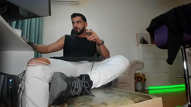 Snapshot of welcometo_hell chatting on 09/21/25, 04:14 welcometo hell online show from 09/21/25, 04:14