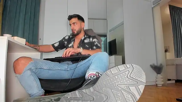 Snapshot of welcometo_hell chatting on 10/03/25, 08:39 welcometo hell online show from 10/03/25, 08:39