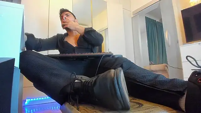 Snapshot of welcometo_hell chatting on 10/18/25, 01:45 welcometo hell online show from 10/18/25, 01:45