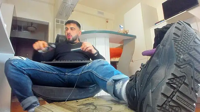 Snapshot of welcometo_hell chatting on 11/12/25, 08:19 welcometo hell online show from 11/12/25, 08:19