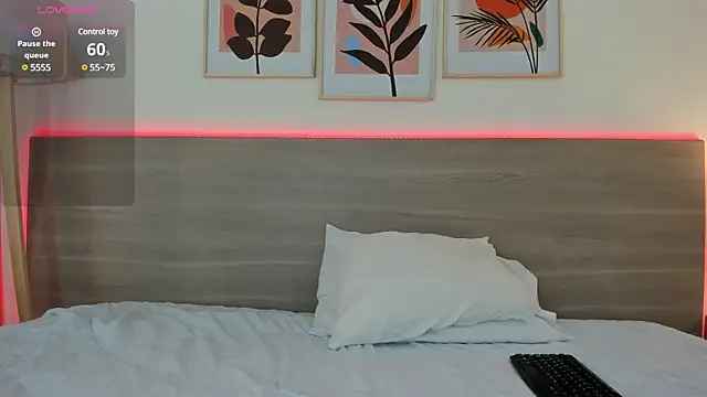 Snapshot of nataliiiiia chatting on 02/14/25, 11:42 nataliiiiia online show from 02/14/25, 11:42