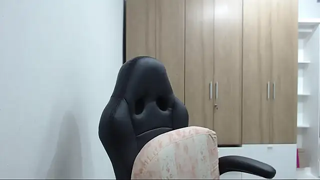 RoxanaLove9 online show from 11/18/25, 09:19