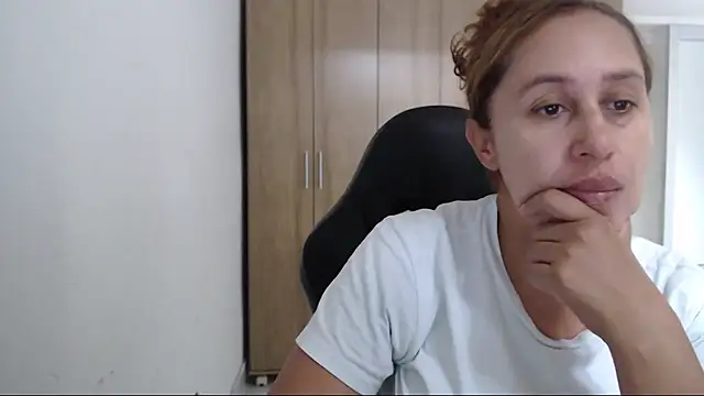 RoxanaLove9 online show from 11/20/25, 05:45