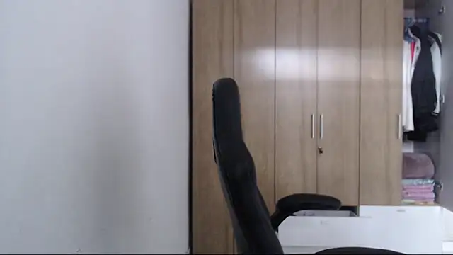 RoxanaLove9 online show from 12/15/25, 08:35