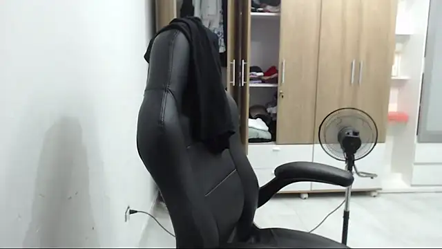 RoxanaLove9 online show from 03/05/26, 02:07