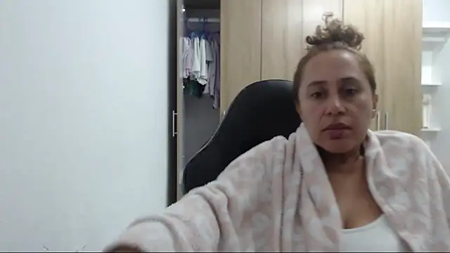 Snapshot of RoxanaLove9 chatting on 04/19/26, 02:22 RoxanaLove9 online show from 04/19/26, 02:22
