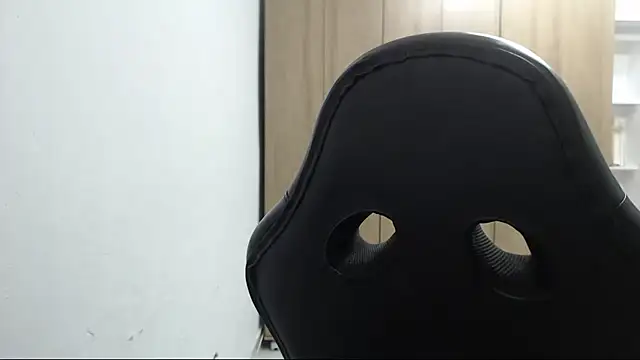 Snapshot of RoxanaLove9 chatting on 04/22/26, 02:03 RoxanaLove9 online show from 04/22/26, 02:03