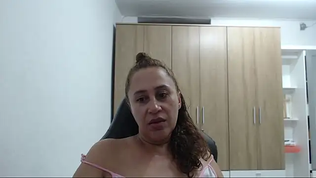 Snapshot of RoxanaLove9 chatting on 04/28/26, 02:38 RoxanaLove9 online show from 04/28/26, 02:38