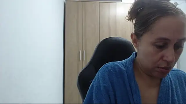 Snapshot of RoxanaLove9 chatting on 05/04/26, 11:12 RoxanaLove9 online show from 05/04/26, 11:12