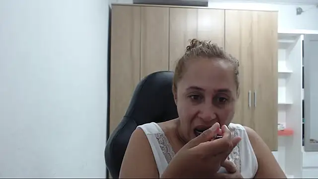 Snapshot of RoxanaLove9 chatting on 05/08/26, 10:37 RoxanaLove9 online show from 05/08/26, 10:37
