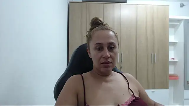 Snapshot of RoxanaLove9 chatting on 05/12/26, 01:36 RoxanaLove9 online show from 05/12/26, 01:36