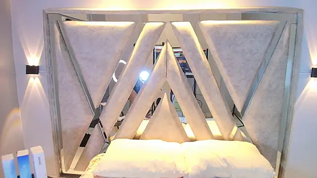 Annie9  online show from 10/05/25, 07:12