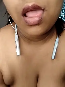 Snapshot of Hottyalia chatting on 03/04/25, 04:49 Hottyalia online show from 03/04/25, 04:49