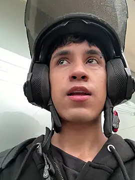 Snapshot of Thayler_jones chatting on 04/15/26, 11:17 Thayler jones online show from 04/15/26, 11:17