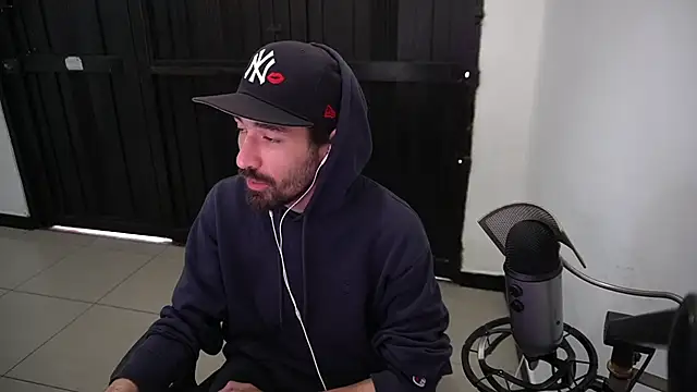 Snapshot of Your_Ice_cream chatting on 12/23/24, 01:03 Your Ice cream online show from 12/23/24, 01:03