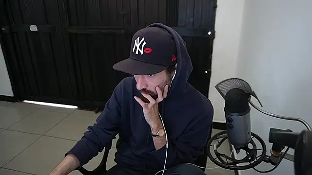 Snapshot of Your_Ice_cream chatting on 12/23/24, 04:06 Your Ice cream online show from 12/23/24, 04:06