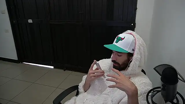 Snapshot of Your_Ice_cream chatting on 01/17/25, 06:23 Your Ice cream online show from 01/17/25, 06:23