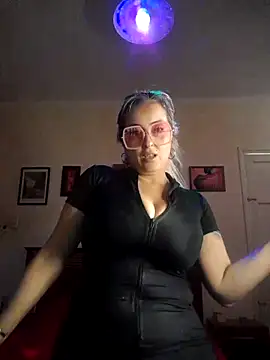 Snapshot of DesireSatler chatting on 11/16/25, 10:26 DesireSatler online show from 11/16/25, 10:26