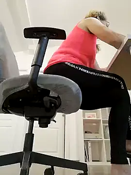 Snapshot of uber_babe chatting on 02/04/25, 07:00 uber babe online show from 02/04/25, 07:00