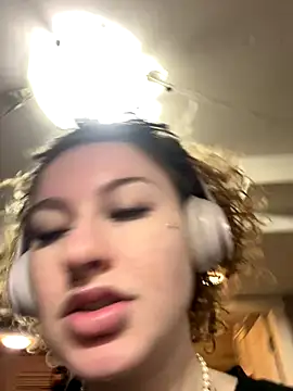 Snapshot of sluttysmiley chatting on 12/17/25, 04:07 sluttysmiley online show from 12/17/25, 04:07