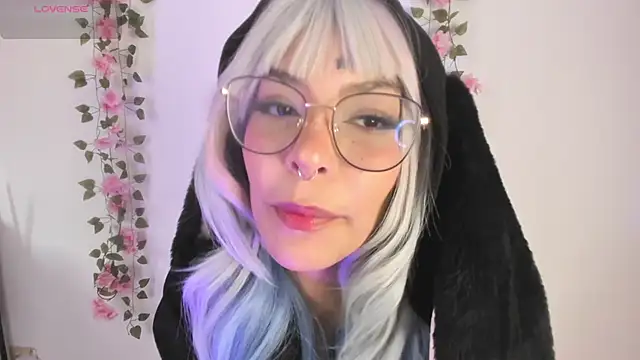 Snapshot of Luna-Chann chatting on 06/15/26, 08:00 Luna-Chann online show from 06/15/26, 08:00