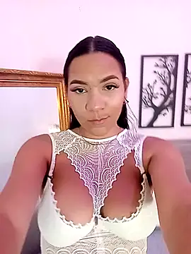 Snapshot of AmaraVelez chatting on 01/08/25, 10:59 AmaraVelez online show from 01/08/25, 10:59