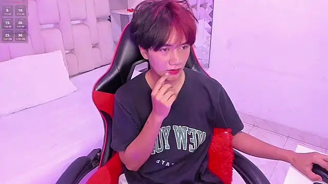 Snapshot of Eriol_ chatting on 10/29/25, 12:40 Eriol online show from 10/29/25, 12:40