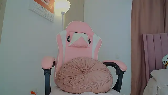 Snapshot of emmily_forev3r chatting on 10/13/25, 07:58 emmily forev3r online show from 10/13/25, 07:58