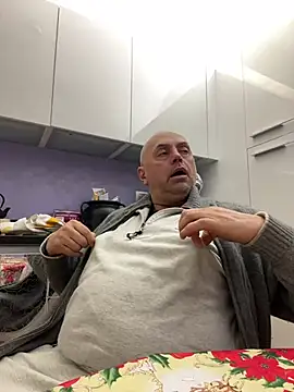 Snapshot of pantomax chatting on 12/17/24, 04:43 pantomax online show from 12/17/24, 04:43