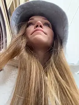 Snapshot of KitteCat chatting on 10/04/25, 07:39 KitteCat online show from 10/04/25, 07:39