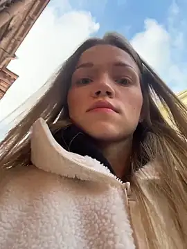 Snapshot of KitteCat chatting on 10/27/25, 09:35 KitteCat online show from 10/27/25, 09:35