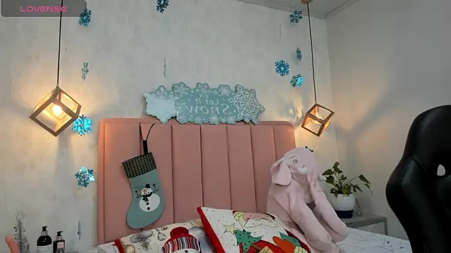 Snapshot of MAYROBERTSS chatting on 12/19/24, 12:23 MAYROBERTSS online show from 12/19/24, 12:23