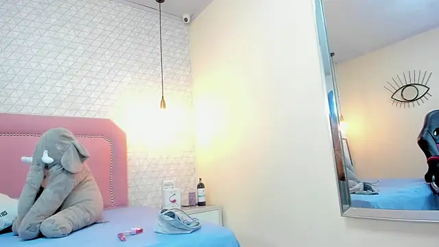 Snapshot of MAYROBERTSS chatting on 03/20/25, 12:53 MAYROBERTSS online show from 03/20/25, 12:53