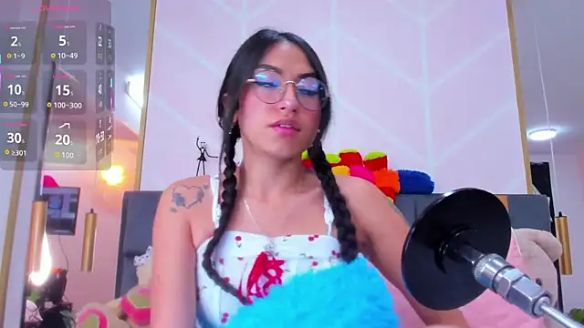 Snapshot of MadyJackson chatting on 11/12/25, 11:32 MadyJackson online show from 11/12/25, 11:32