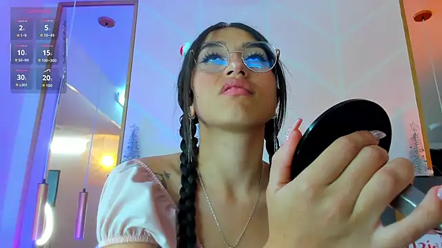 Snapshot of MadyJackson chatting on 11/30/25, 12:20 MadyJackson online show from 11/30/25, 12:20