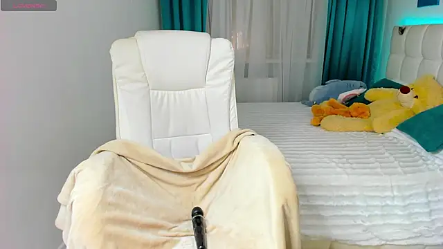 Snapshot of CooperAllana chatting on 09/19/25, 06:26 CooperAllana online show from 09/19/25, 06:26