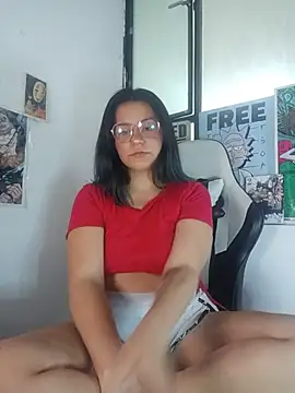 Snapshot of gigiqueen_18 chatting on 05/13/26, 03:31 gigiqueen 18 online show from 05/13/26, 03:31
