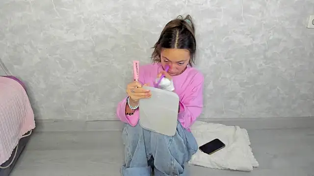 Snapshot of EllaSky_xoxo chatting on 10/20/25, 03:23 EllaSky xoxo online show from 10/20/25, 03:23