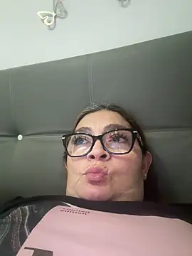 Snapshot of AntonellaAlondra4 chatting on 05/31/26, 09:05 AntonellaAlondra4 online show from 05/31/26, 09:05
