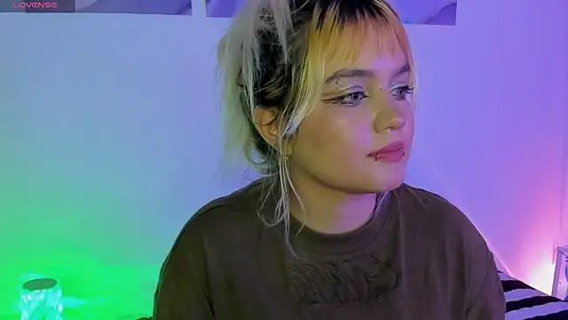 Snapshot of Pretty__zoe chatting on 03/18/25, 11:09 Pretty zoe online show from 03/18/25, 11:09