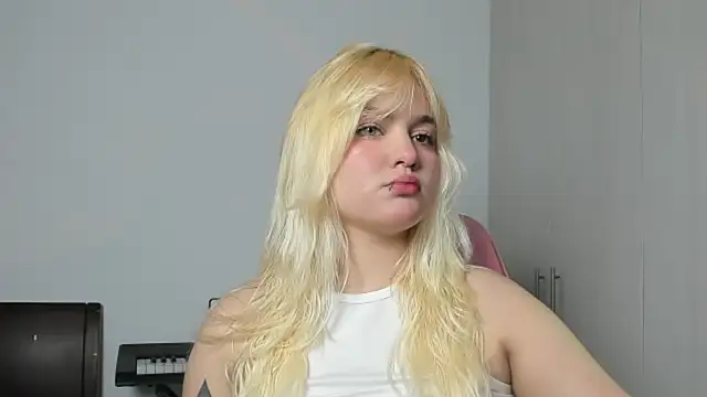 Snapshot of Pretty__zoe chatting on 10/01/25, 05:52 Pretty zoe online show from 10/01/25, 05:52