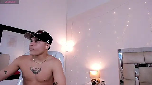 Snapshot of saraandstiven chatting on 02/18/25, 07:10 saraandstiven online show from 02/18/25, 07:10