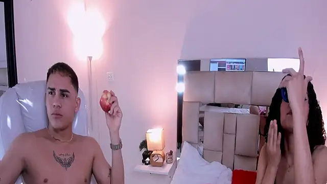 Snapshot of saraandstiven chatting on 03/08/25, 03:28 saraandstiven online show from 03/08/25, 03:28