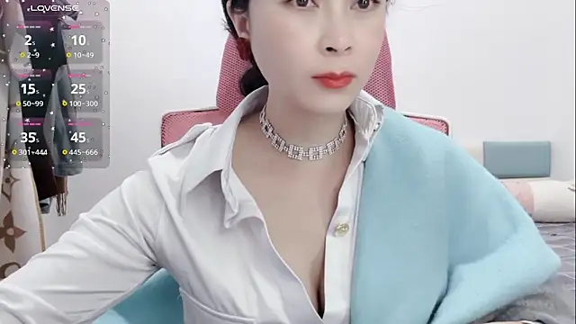 Snapshot of Qwi-V1 chatting on 02/06/25, 11:37 Qwi-V1 online show from 02/06/25, 11:37